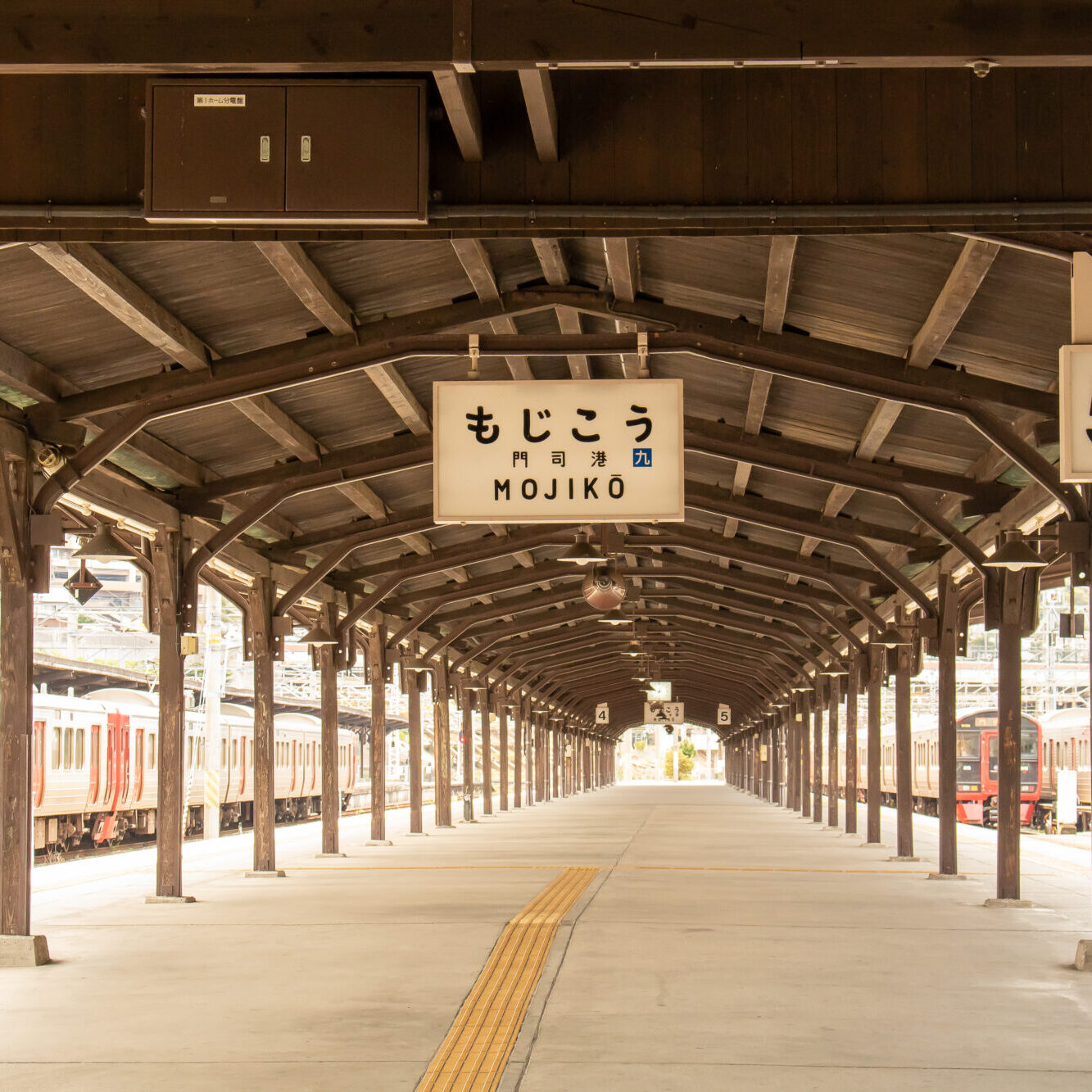 mojiko_station_platform